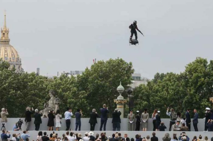 French inventor soars above Champs-Élysées on Zapata Flyboard at Paris parade