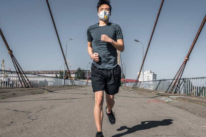 Man suffered collapsed lung after running with face mask; doctor advises not to cover face while exercising