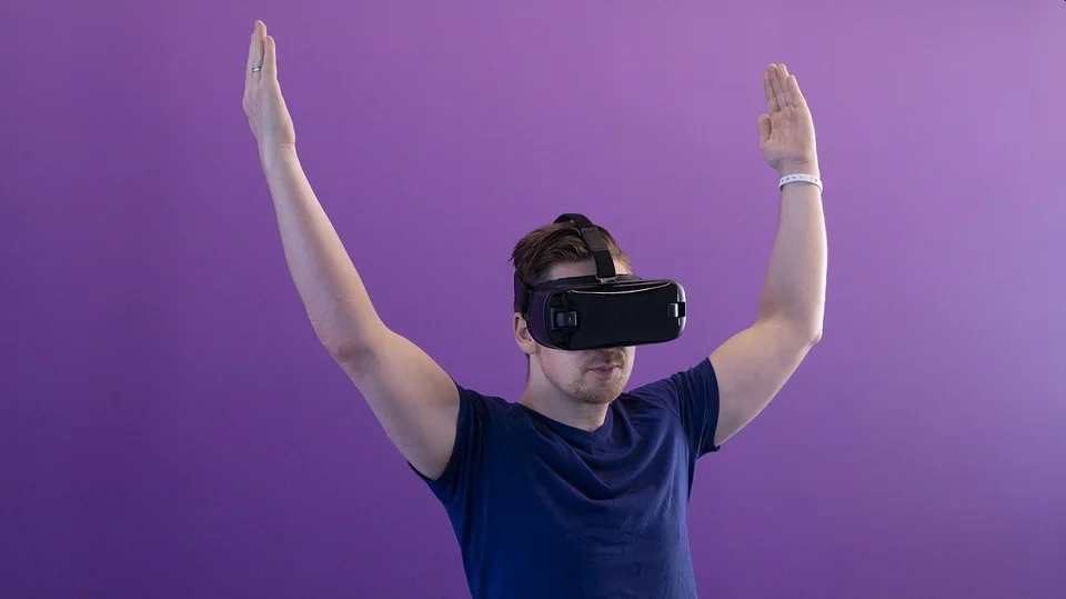 vr-virtual-reality-man-technology