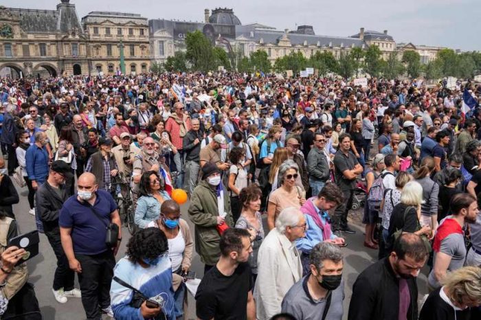 French citizens will be sentenced to 6 months in prison for entering a bar or restaurant without a vaccine passport