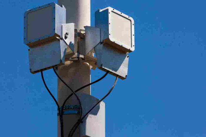 Facebook and Qualcomm team up to bring high-speed 60GHz wireless internet to cities