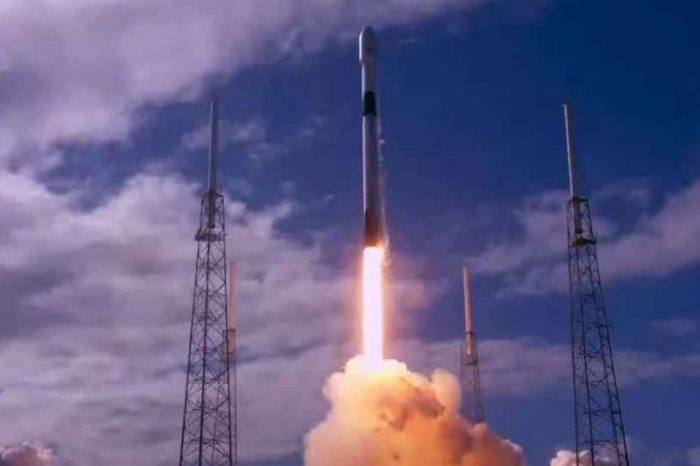 SpaceX launches 60 more mini satellites for global internet