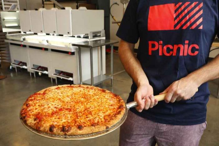 This AI-powered robot can make 300 pizzas in an hour