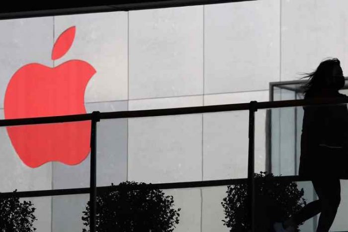 Coronavirus claims its first corporate victim: Apple won't meet quarterly revenue forecasts due to virus
