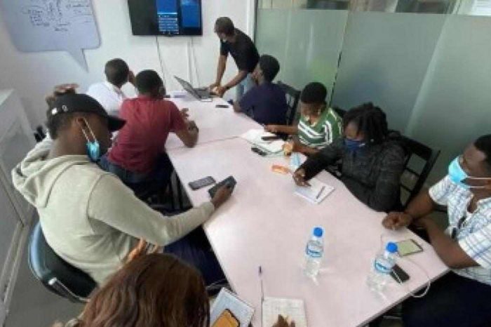 Startup teaches young Nigerians to code on smartphones