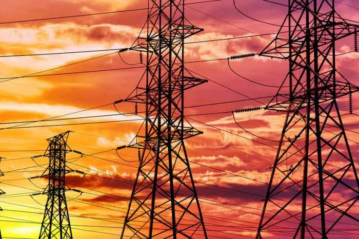 The big misconception about electricity and how electrical energy gets from power plants to our homes (Spoiler alert: Electrons don't carry energy and energy doesn't flow in wires)